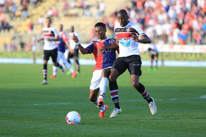 Henrique briga pela bola com o grandalhão Neris. Atacante paranista fez o gol de empate no primeiro tempo. |