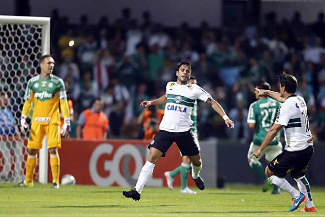 O atacante Henrique comemora o gol que abriu o placar para o Coritiba, após passe do veterano lateral Juan. | Albari Rosa/Gazeta do Povo