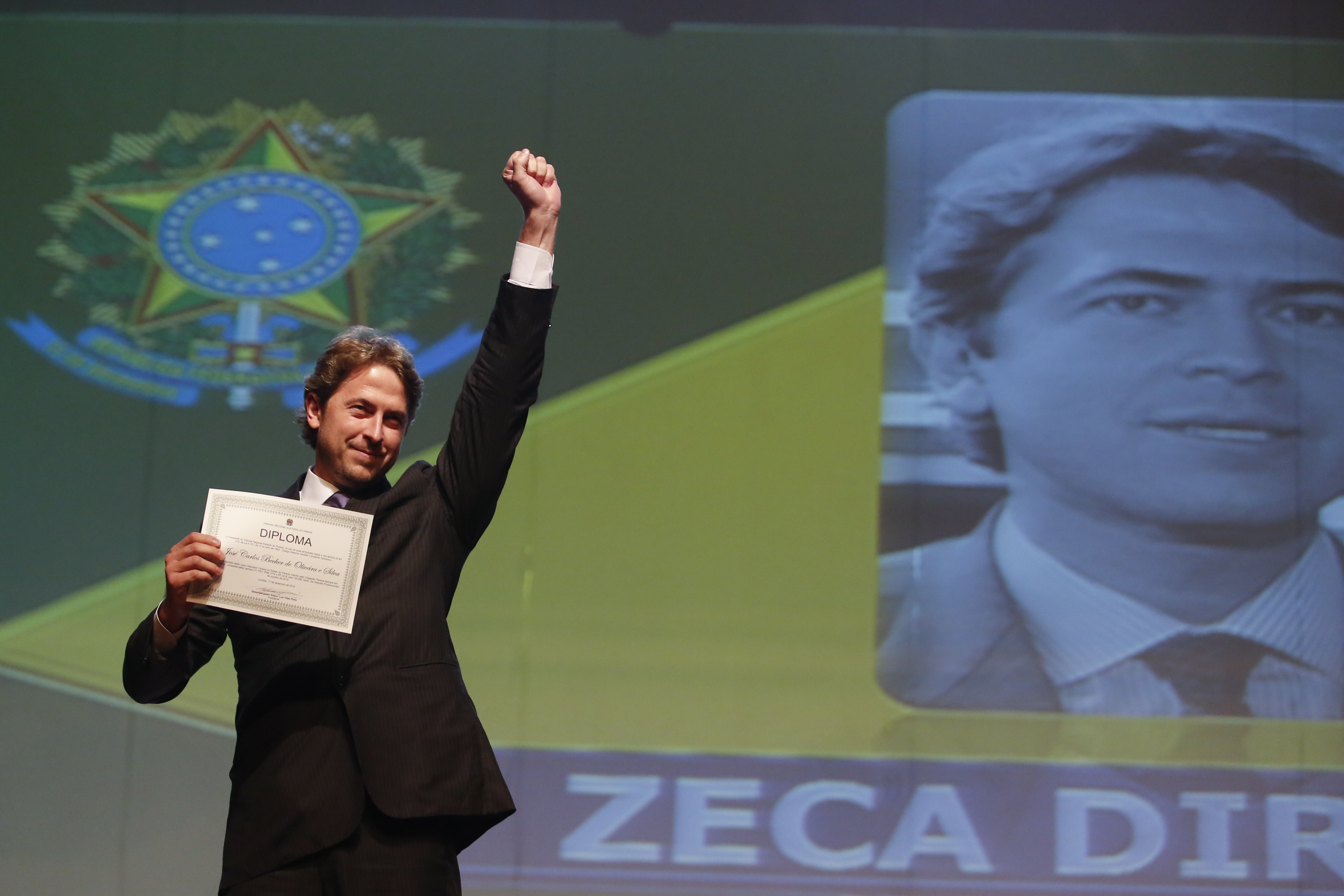 Zeca Dirceu no dia da diplomação como deputado: com o braço erguido, repetindo o gesto do pai. | Brunno Covello/Gazeta do Povo