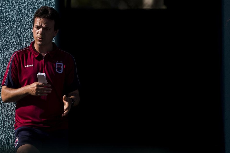 Técnico Fernando Diniz tenta fazer com que o Paraná jogue forte fora de casa. | Brunno Covello/Gazeta do Povo