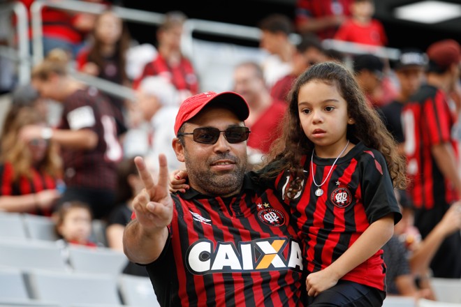 Dia dos pais também é comemorado na Arena com o jogo entre Atletico PR X Sport. | Daniel Castellano/Gazeta do Povo