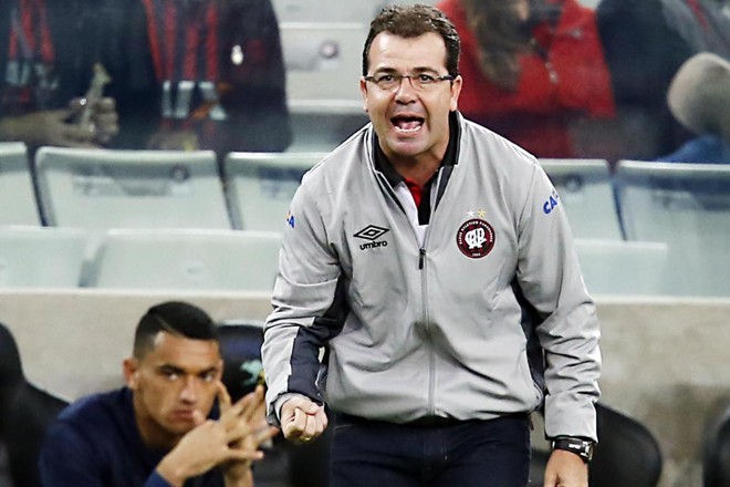 20/4/2015 - O ano começou muito ruim para Enderson Moreira. Depois de ser demitido do Santos, durou pouco também no Atlético. Caiu no fim de abril. Período ficou marcado por resultados ruins e críticas dele ao planejamento do clube. | Foto: Albari Rosa/Gazeta do Povo