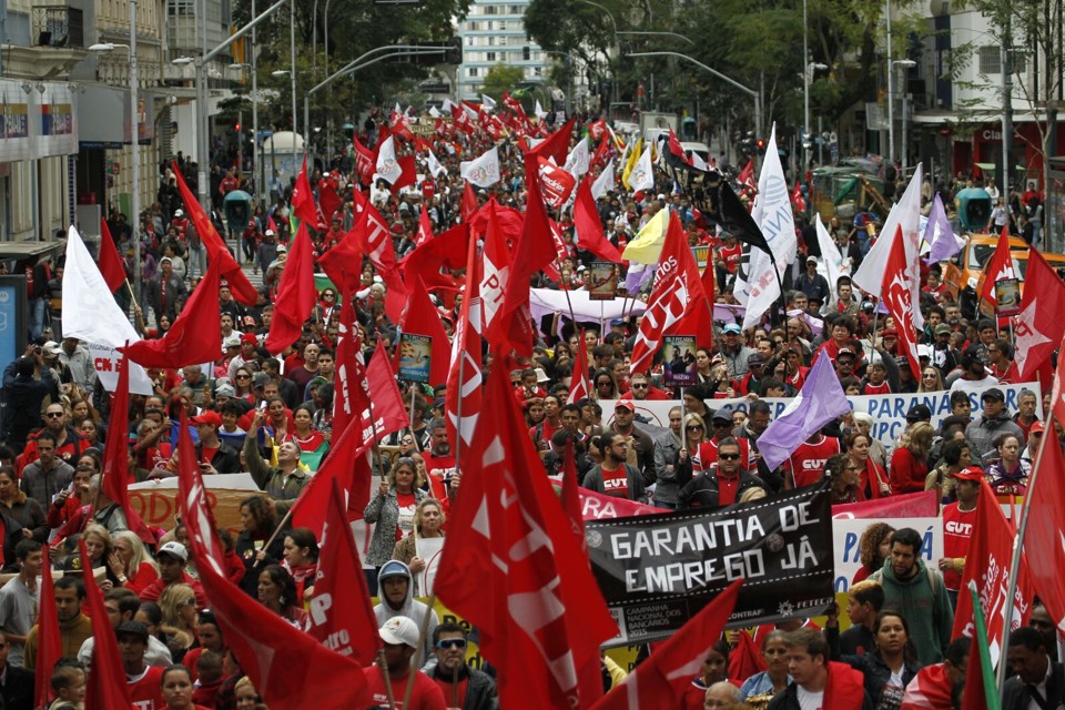 “Fora, Cunha” marca ato a favor do governo Dilma em Curitiba Centenas de manifestantes seguiram da Santos Andrade até a Boca Maldita. | Jonathan Campos/Gazeta do Povo/