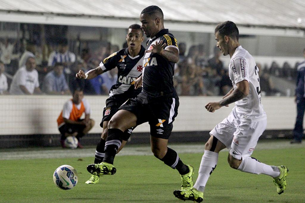 O Vasco perdeu mais uma vez, agora para o Santos, e despencou para a lanterna da competição. | Paulo Fernandes/Vasco.com.br