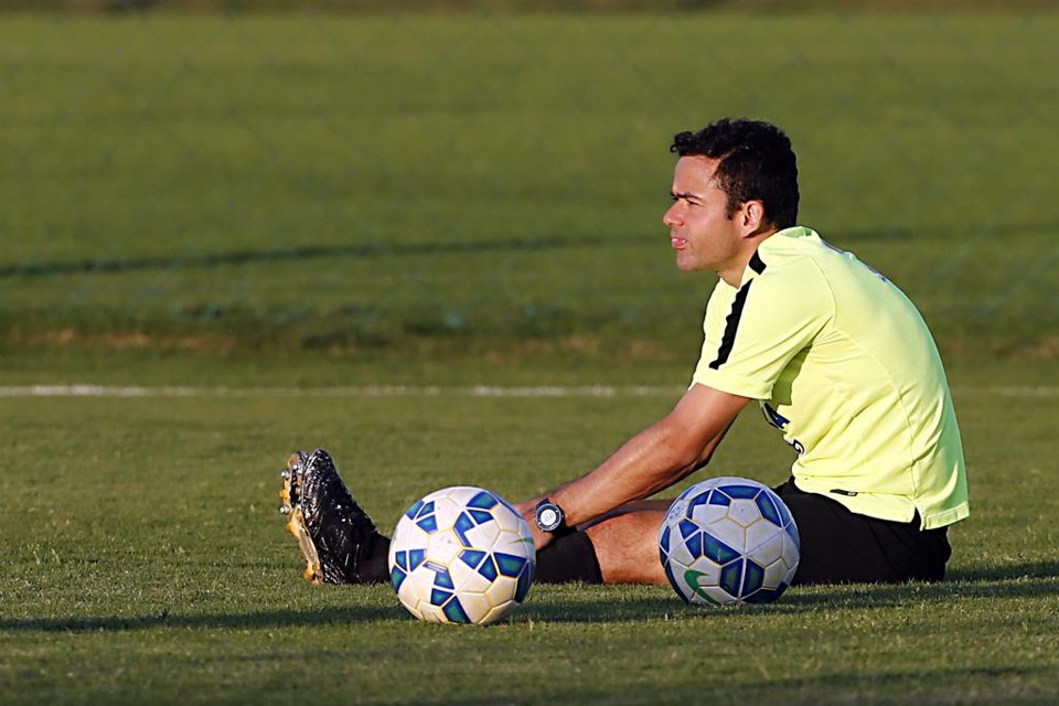 Juan sentiu dores no joelho direito contra o Grêmio e é dúvida para a partida diante da Chapecoense. | Albari Rosa/Gazeta do Povo