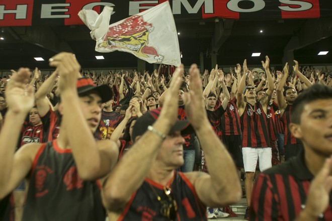 Torcida atleticana apoiou o time na Arena da Baixada. Clube busca a Libertadores em duas frentes: Brasileiro e Sul-Americana. | Marcelo Andrade/Gazeta do Povo