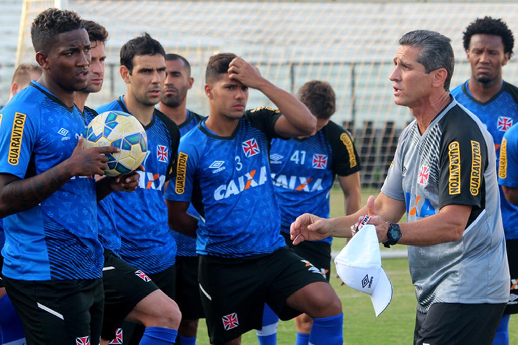 O técnico Jorginho comanda o primeiro treino no Vasco. | Carlos Gregório Jr/Vasco