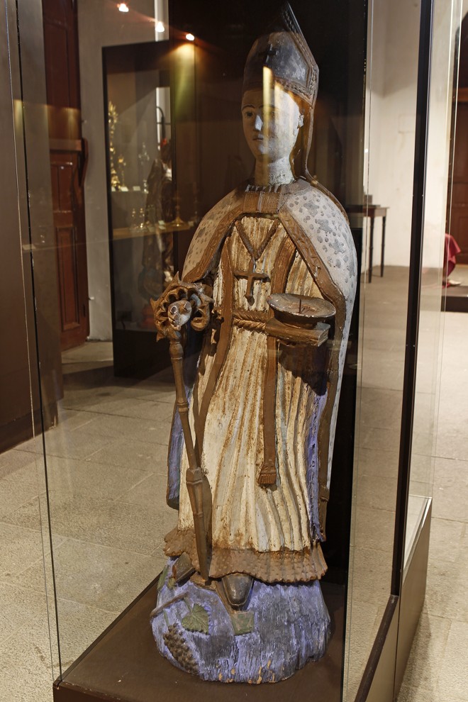 SÃO BENEDITO - A imaginária, do século 18, traz o santo negro – a quem os escravos eram muito devotos (quem quiser conhecer mais sobre o assunto, pode visitar a Igreja do Rosário, a uma quadra do Masac, cujo primeiro exemplar foi construído pelos escravos, em 1737). Em barro cozido, o santo veste um hábito franciscano, o que remete, segundo Ângela, ao padroeiro da igreja, São Francisco das Chagas. | Antônio More/Gazeta do Povo