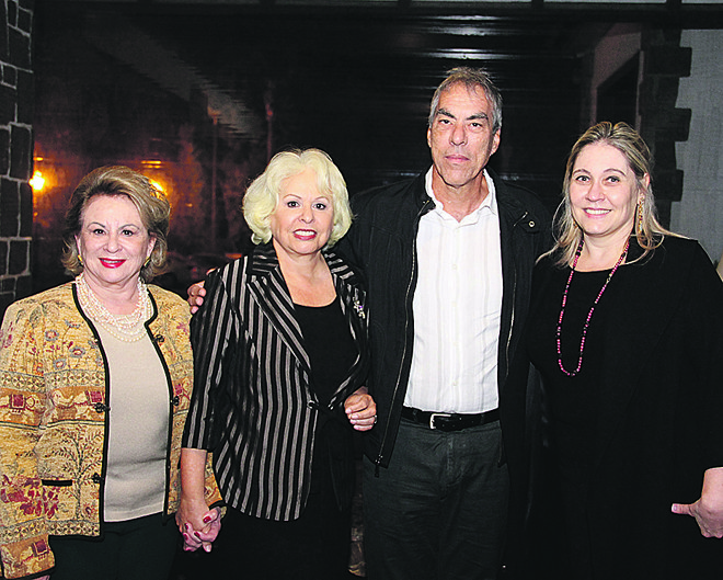 O sociólogo Demétrio Magnoli com a presidente da B’nai B’rith do Paraná, Ester Proveller (à esq.), a professora Wanda Camargo, da UniBrasil, e a diretora cultural do Graciosa Country Club, Liana Leão, após a palestra na abertura do ciclo “Pensando o Brasil” | Foto: Lucas.Lopes