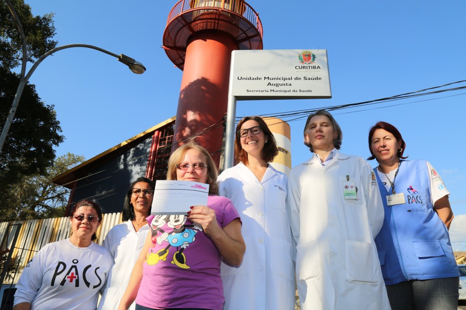 A professora Andressa Gulin (terceira da dir. para a esq.) com a depiladora amiga Elania de Oliveira Souza (de roxo) e a equipe da unidade de saúde: trabalho conjunto | Ivonaldo Alexandre/Gazeta do Povo
