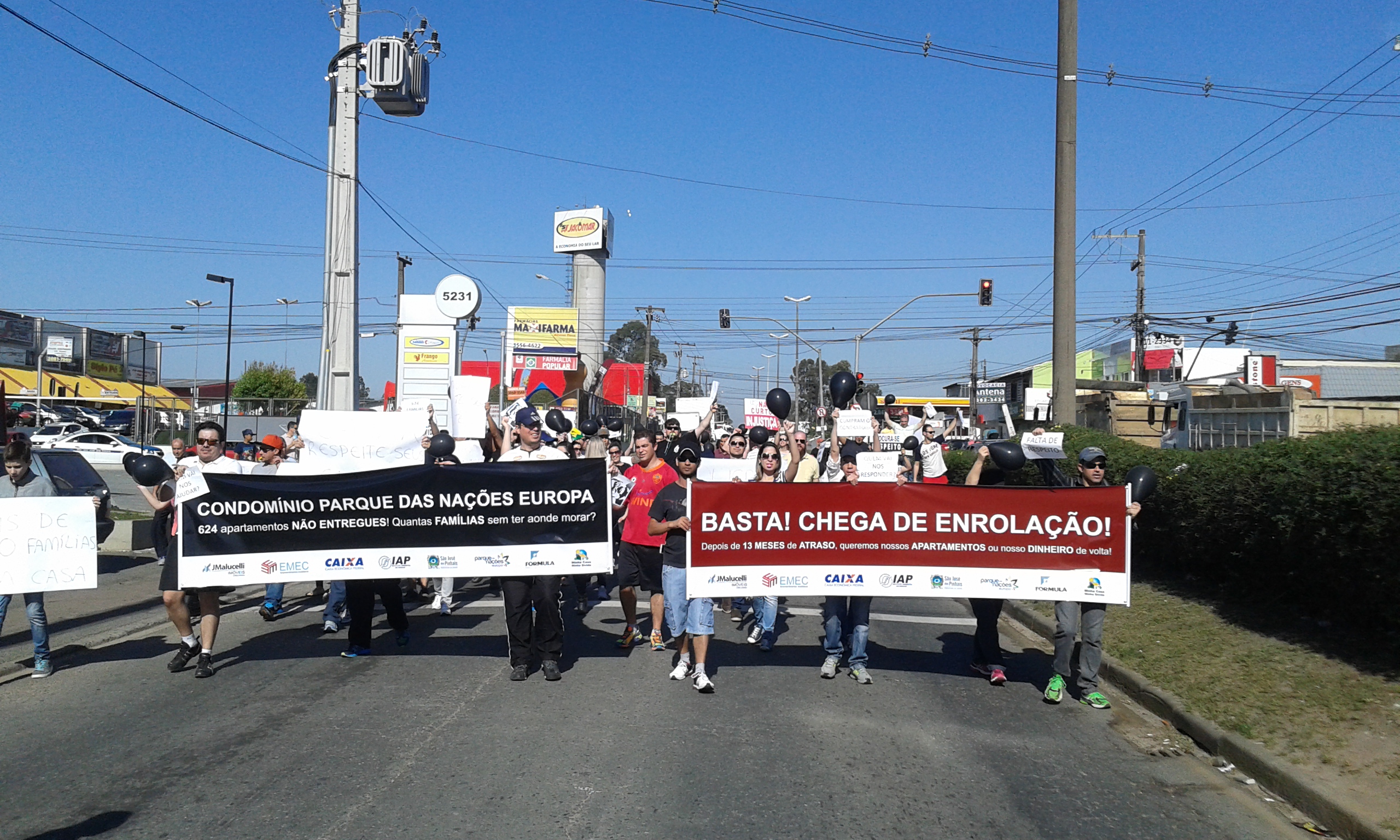 Condomínio teve as obras embargadas em março deste ano por decisão judicial; protesto na manhã de sábado (8) reuniu 110 pessoas em São José dos Pinhais | /