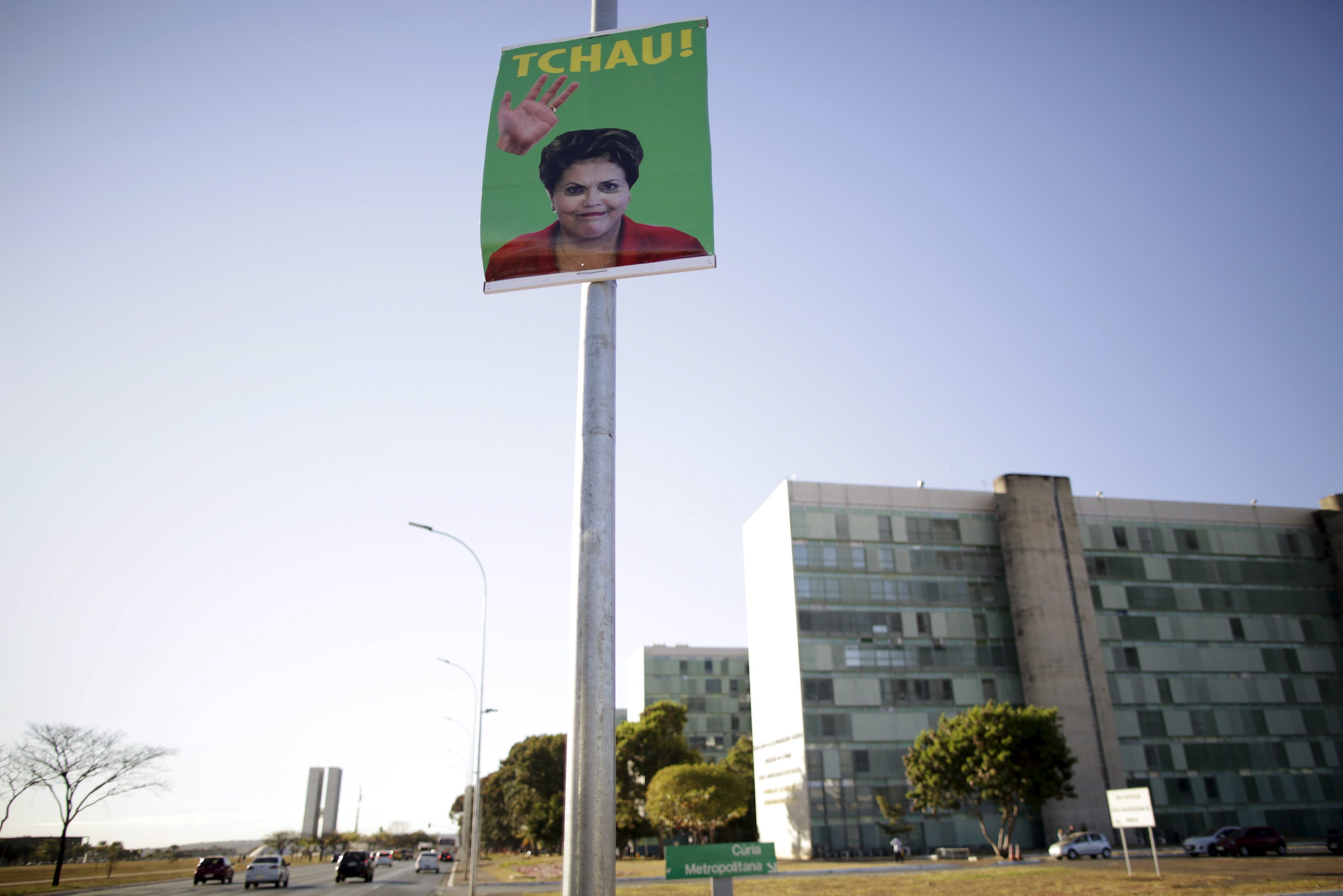 Cartaz na Esplanada dos Ministérios pede a saída de Dilma: reação do PT. | Ueslei Marcelino/Reuters