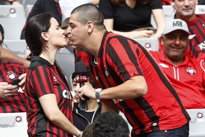 AMOR ETERNO: no intervalo da vitória do Atlético sobre a Chapecoense por 1 a 0, na manhã deste domingo (19), foi marcado por uma demonstração de amor na Arena da Baixada. Mas não pelo clube do coração. Nas arquibancadas inferiores do setor da Rua Brasílio Itiberê, o torcedor Vinicius Maia aproveitou a pausa para pedir a namorada Jhenifer Gauze em casamento. O pedido foi assistido por todos os 15.892 torcedores que foram à Arena, O público aplaudiu muito os noivos. | Antônio More/Gazeta do Povo