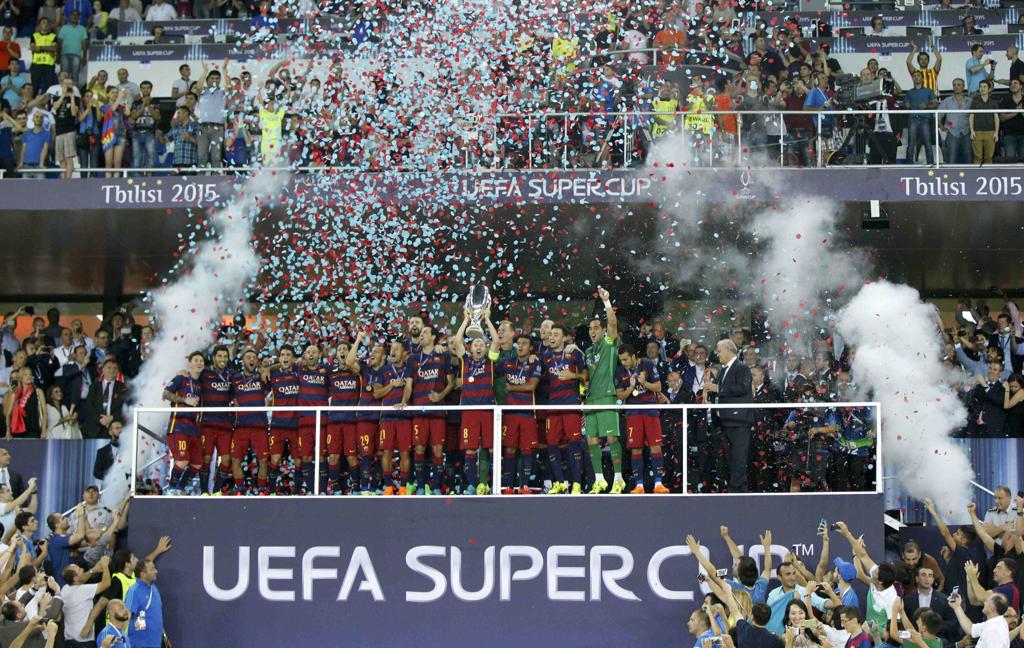 Iniesta levanta a Supercopa da Europa, conquistada pelo Barcelona em jogo com nove gols na Georgia. | David Mdzinarishvili/Reuters