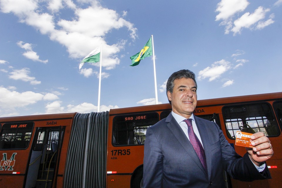 Governador posa para foto com o cartão da Metrocard | Divulgação/Pedro Ribas/ANPr/
