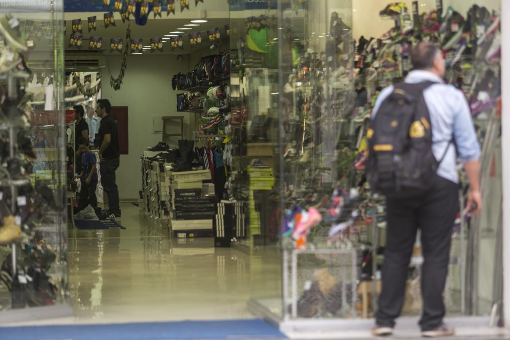 Os produtos mais visados para o Dia dos Pais são roupas (41%), perfumes (22%) e calçados (7%) | Marcelo Andrade/Gazeta do Povo