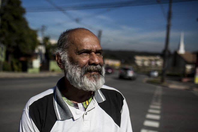 O aposentado Décio Luiz Silva costuma caminhar pela rua com frequência. | Brunno Covello/Gazeta do Povo