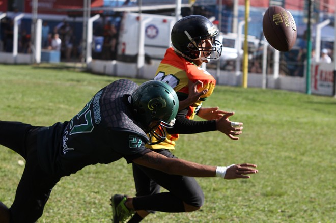 Eleutério, do Coritiba Crocodiles, tenta barrar jogada do Cuiabá Arsenal. | Julia_Hak