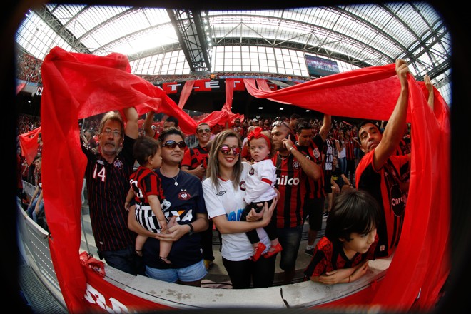 Dia dos pais também é comemorado na Arena com o jogo entre Atletico PR X Sport. | Daniel Castellano/Gazeta do Povo
