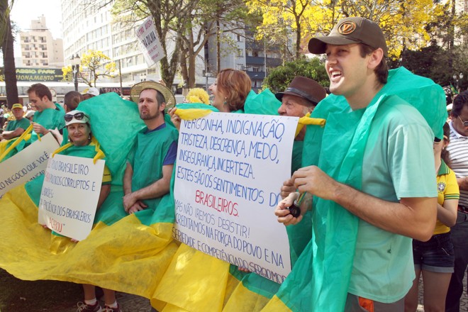 Manifestante com cartaz que resume o sentimento dos que foram às ruas ontem. |