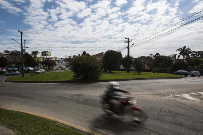 Rotatória na Rua Francisco Derosso liga os bairros Boqueirão e Alto Boqueirão. | Brunno Covello/Gazeta do Povo