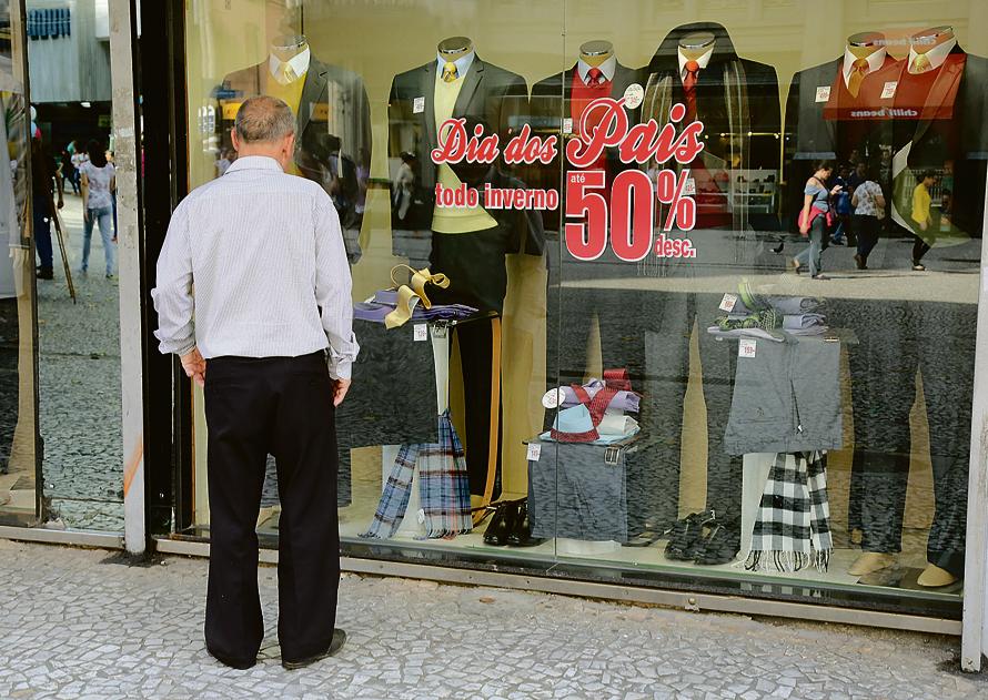 Procon-PR recomenda atenção e dá sugestões para que o consumidor vá preparado para as compras do Dia dos Pais. | Ivonaldo Alexandre/Gazeta do Povo