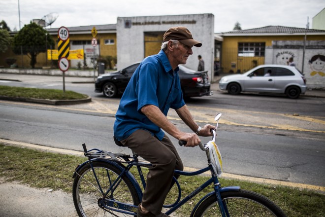 A rua não tem ciclovia ou ciclo-faixa e, pelo grande fluxo de carros, ciclistas optam pela calçada. | Brunno Covello/Gazeta do Povo