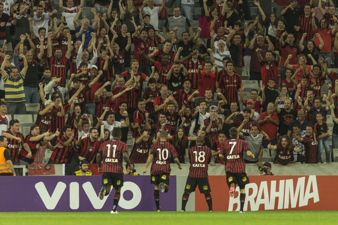 Walter comemora com a torcida, cena que não ocorria desde o Atletiba, em 21 de junho. | Marcelo Andrade/Gazeta do Povo