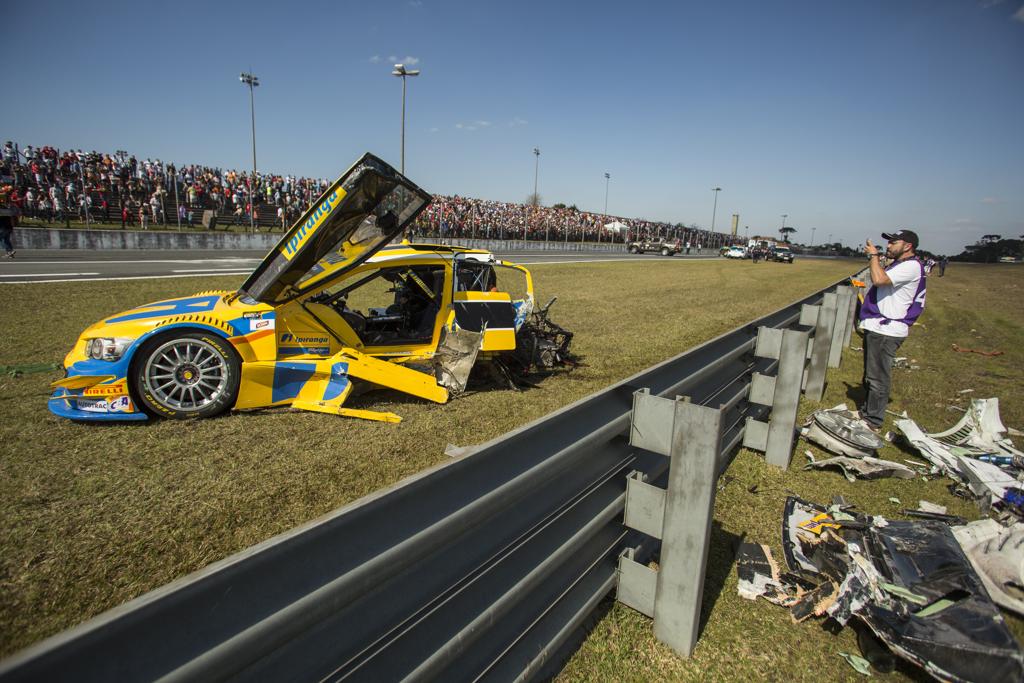 Carro de Thiago Camilo após a forte batida na reta do Autódromo Internacional de Curitiba, em Pinhais. | Marcelo Andrade/Gazeta do Povo