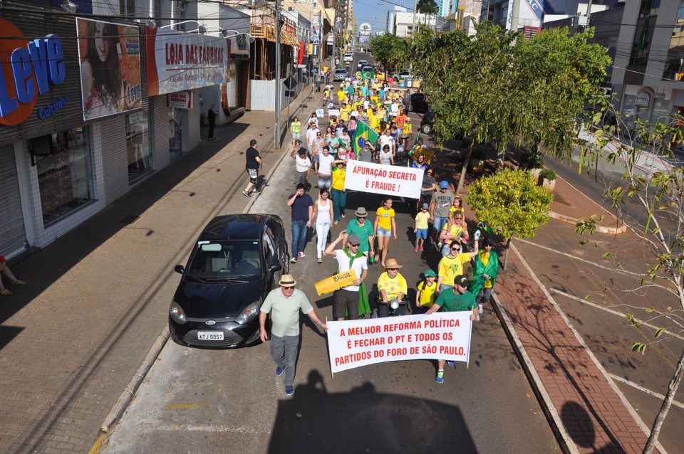 De acordo com os organizadores do evento, cerca de 200 pessoas protestaram em Francisco Beltrão. | Niomar Pereira/Gazeta do Povo