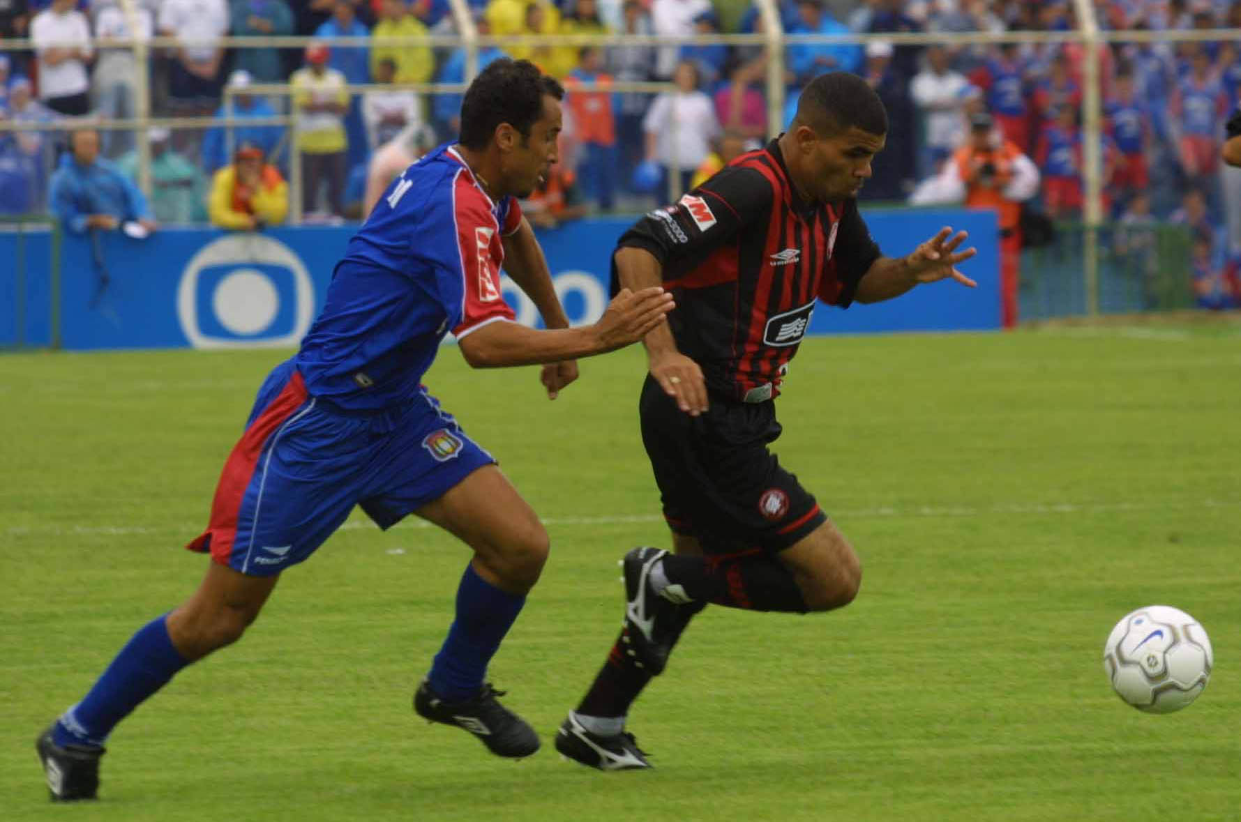 Alessandro em ação contra o São Caetano na final do Brasileiro de 2001: lateral jogará amistoso na Eslováquia. | ANTONIO COSTA/GAZETA