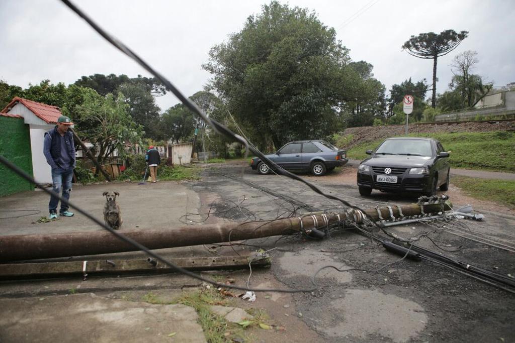 Na Barreirinha, postes caíram e moradores ficaram sem energia elétrica e sinal de celular. | Daniel Castellano/Gazeta do Povo