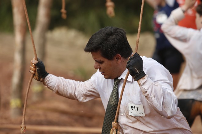 Esse competidor resolveu encarar tudo de terno e gravata. | Foto: Henry Milleo/Gazeta do Povo
