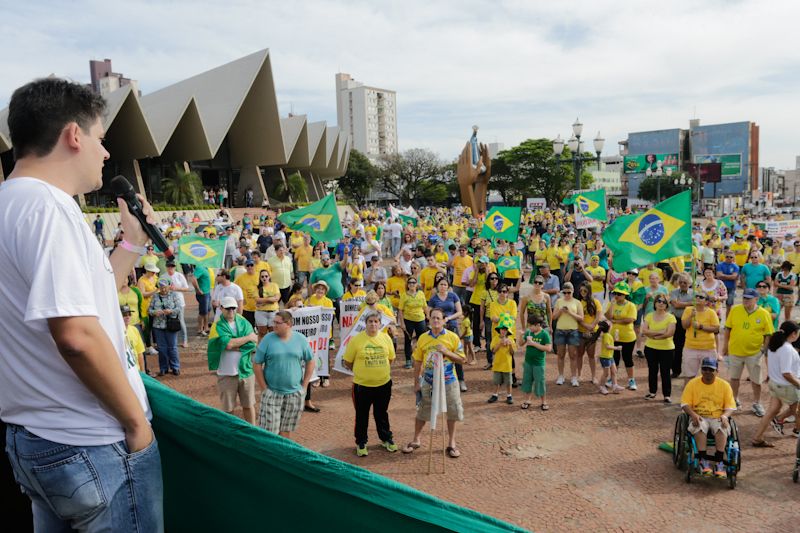 Manifestação em Cascavel se concentrou em frente à Catedral da cidade: participação menor. | Cesar Machado/Gazeta do Povo