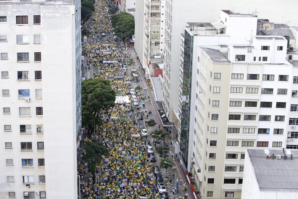 Protesto contra o governo no d ia 12 de  abril. | Antônio More/Gazeta do Povo