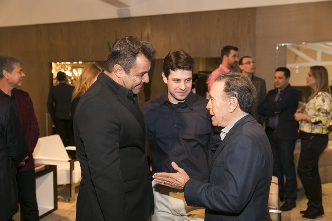 Paulo Bacchi, o arquiteto Rafael Egg (no meio) e o empresário João Carlos Ribeiro, também um dos homenageados do evento | Foto: Diego Pisante