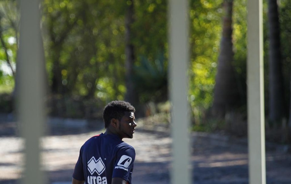 Rafael Carioca e o técnico Fernando Diniz se desentenderam durante a vitória do Paraná sobre o Santa Cruz, sábado, na Vila. | Jonathan Campos/Gazeta do Povo