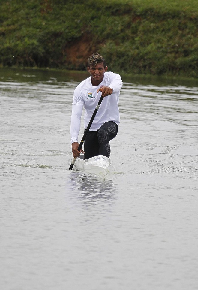 Isaquias Queiroz treina para o Brasileiro de canoagem em Curitiba. | Jonathan Campos/Gazeta do Povo