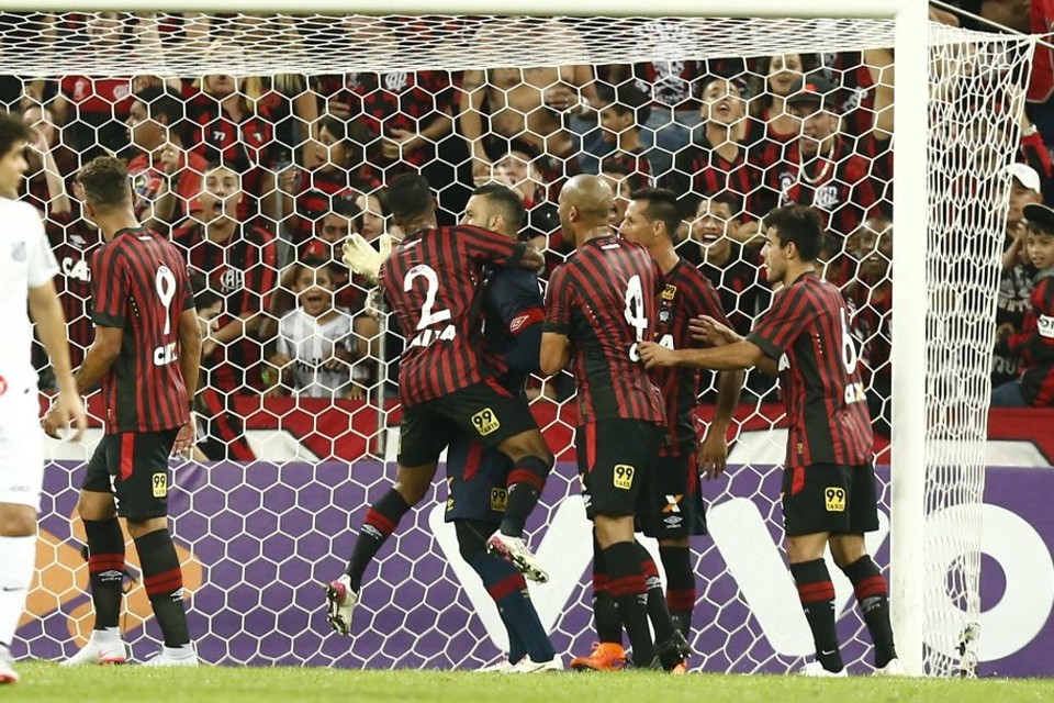 Jogadores do Atlético comemoram pênalti defendido pelo goleiro Weverton diante do Santos. | Hugo Harada/Gazeta do Povo