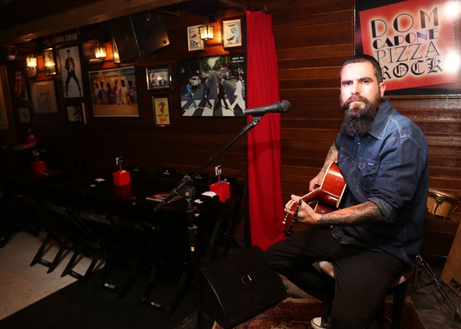 Vágner Capone é proprietário da casa desde 2005. “Núcleo do rock” na Cidade Industrial de Curitiba irá trazer o músico gaúcho Wander Wildner para festival no início do mês que vem. | Pedro Serapio/Gazeta do Povo