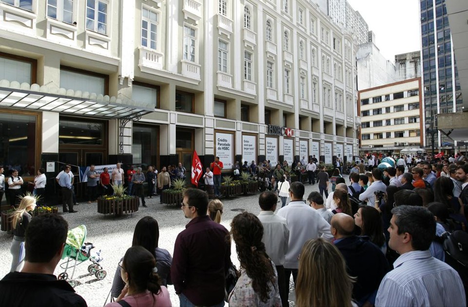 Sindicato fez manifestação na segunda-feira no Palácio Avenida logo após o anúncio da compra do HSBC pelo Bradesco | Daniel Castellano/Gazeta do Povo