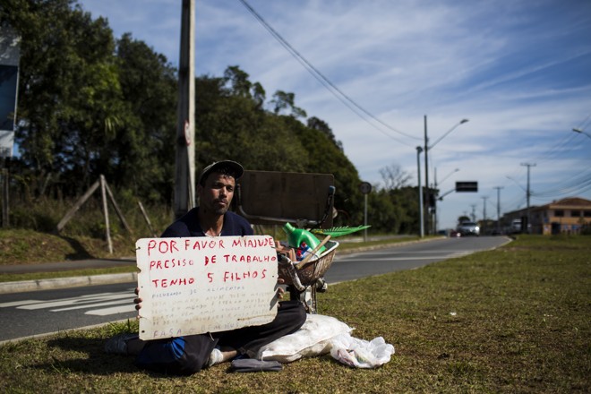 Agnaldo Dias de Almeida mora em Santa Felicidade e oferece seus serviços de jardinagem em trecho da rua Fredolin Wolf. | Brunno Covello/Gazeta do Povo