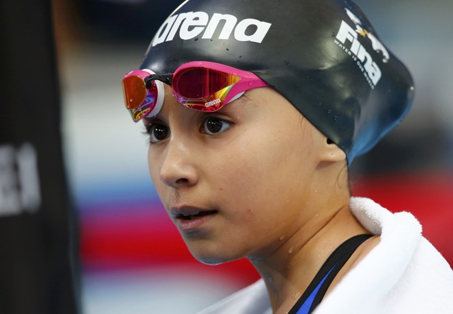 Alzain Tareq tirou fotos com Sarah Sjostrom e Cate Campbell. | HANNIBAL HANSCHKE/REUTERS