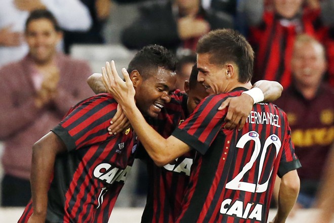Depois do gol, Nikão foi abraçado pelos companheiros. | Albari Rosa/Gazeta do Povo