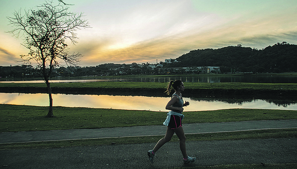 Temperaturas máximas deste inverno – com cara  de verão – estão bem acima da média em agosto em Curitiba. | Marcelo Andrade/Gazeta do Povo