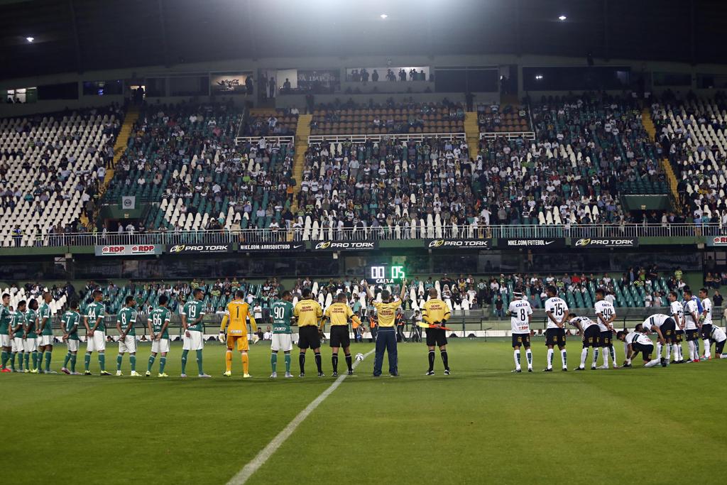 O árbitro Pericles Bassols Cortez e seus companheiros de apito participam de protesto no início do jogo entre Coritiba e Palmeiras. | Albari Rosa/Gazeta do Povo