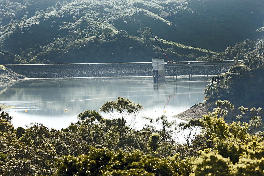 Represa do Capivari: as perdas causadas nos últimos dois anos pela seca para as geradoras de energia elétrica são bilionárias e já levou a um forte aumento das tarifas para o consumidor | Albari Rosa/Gazeta do Povo