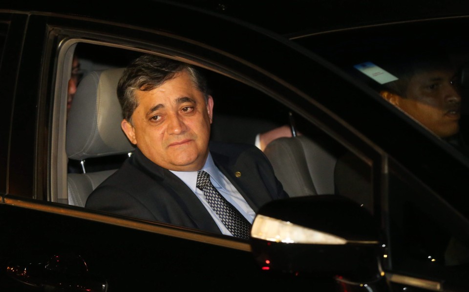 José Guimarães (PT-CE), líder do governo na Câmara, chega ao Alvorada para jantar com a presidente. | André Coelho/Agência O Globo