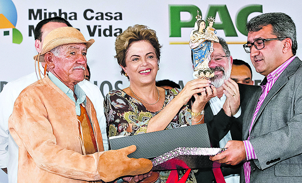 Dilma ganhou a imagem de Nossa Senhora de presente na Bahia. | Roberto Stuckert Filho/PR