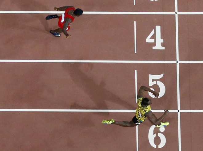 Bolt deixou para trás o principal concorente, Justin Gatlin, dos Estados Unidos, sem a menor cerimônia. E a distância foi grande. | PAWEL KOPCZYNSKI/REUTERS